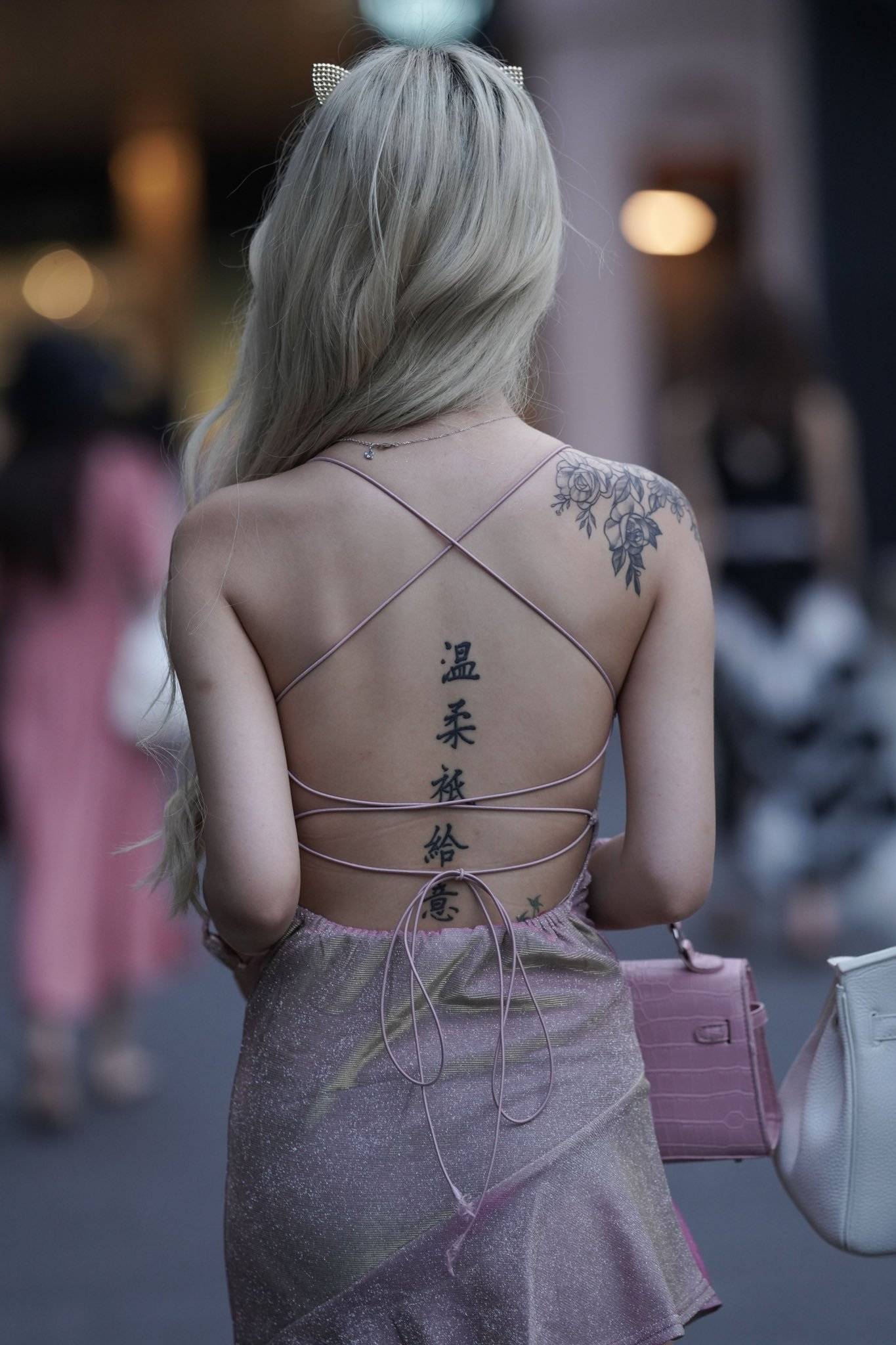温柔只给意中人 ​​​ 后背纹身美女_1