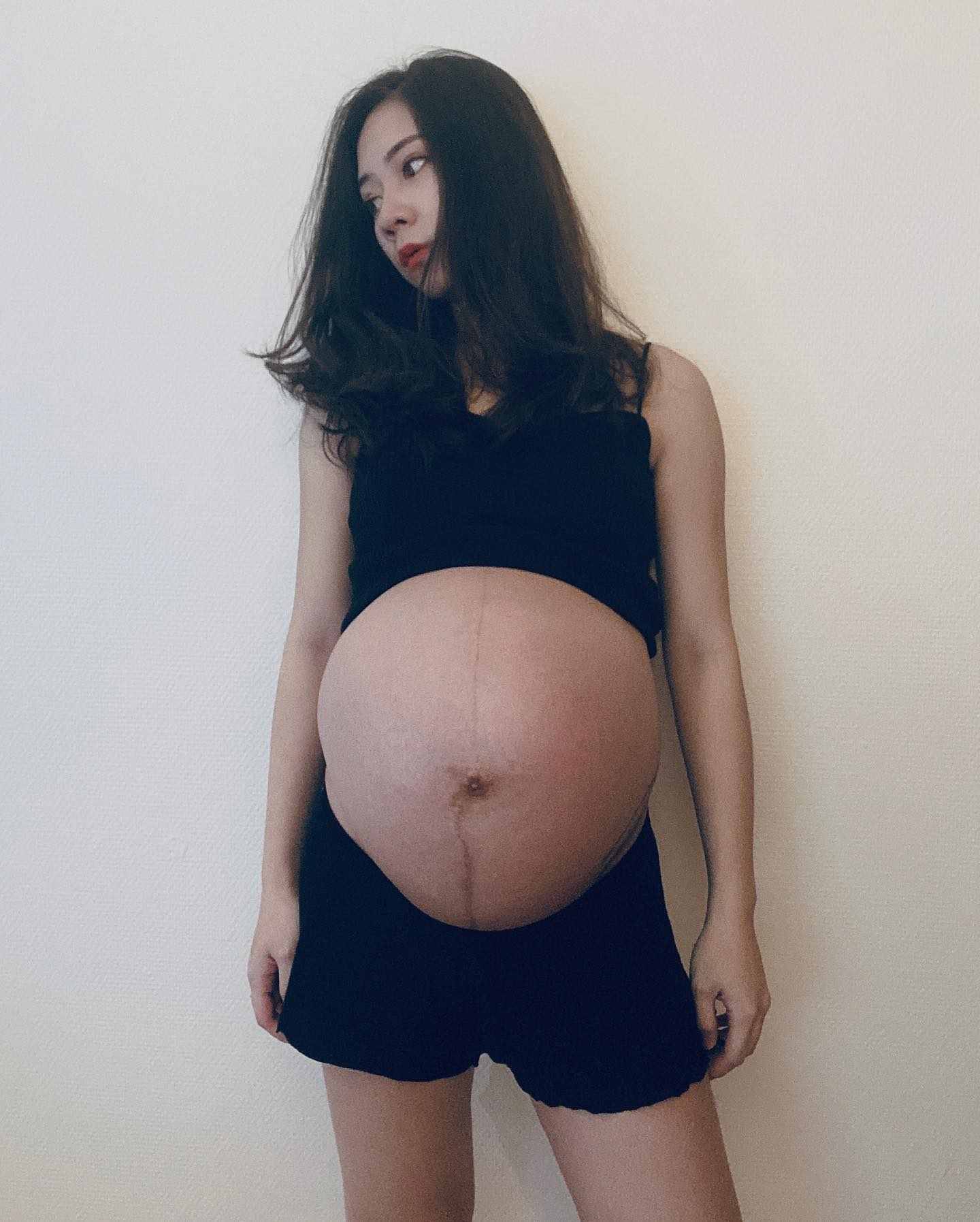 37周美女孕妇大肚子写真，9个月马上要生了肚子有多大！_2
