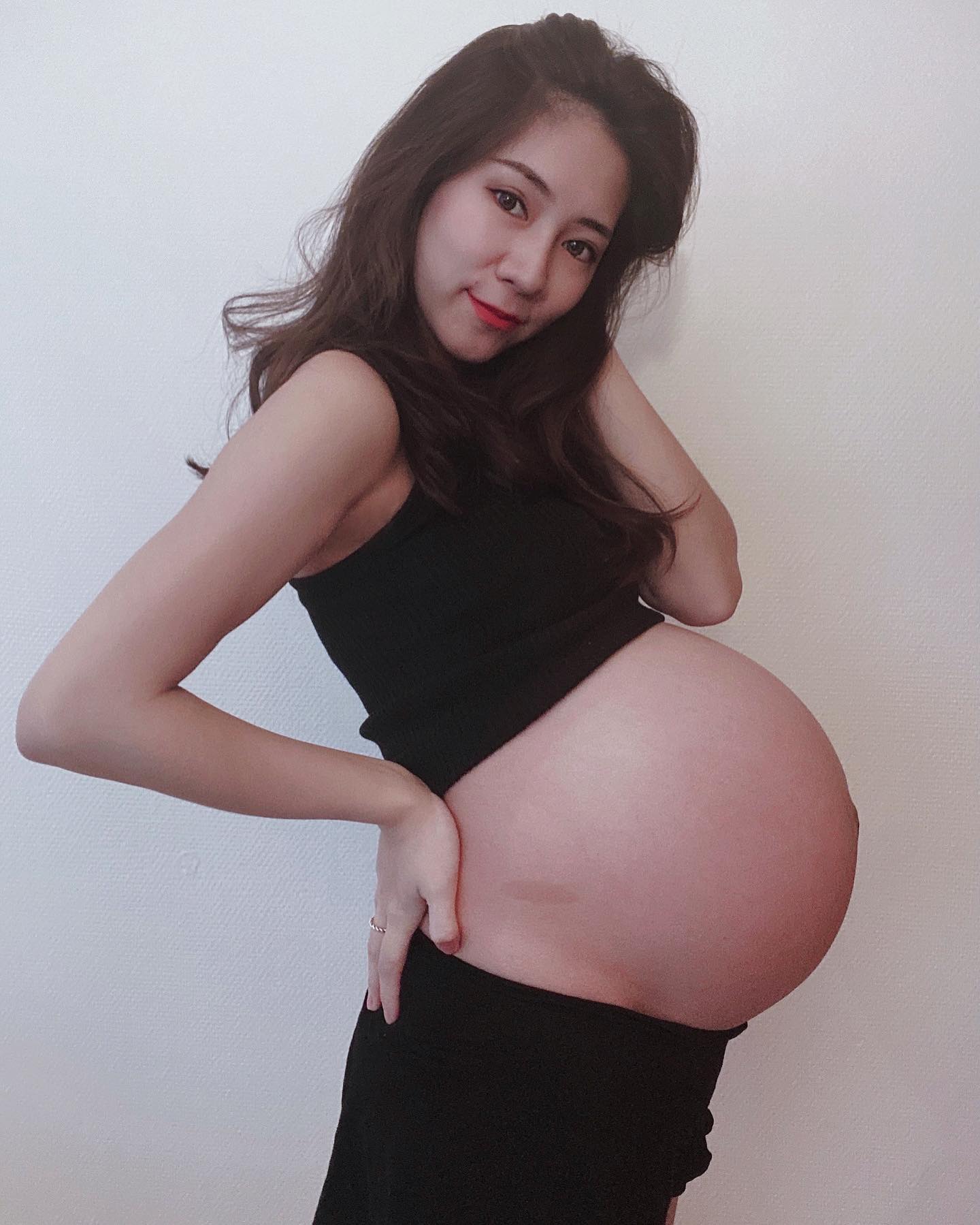 37周美女孕妇大肚子写真，9个月马上要生了肚子有多大！_4