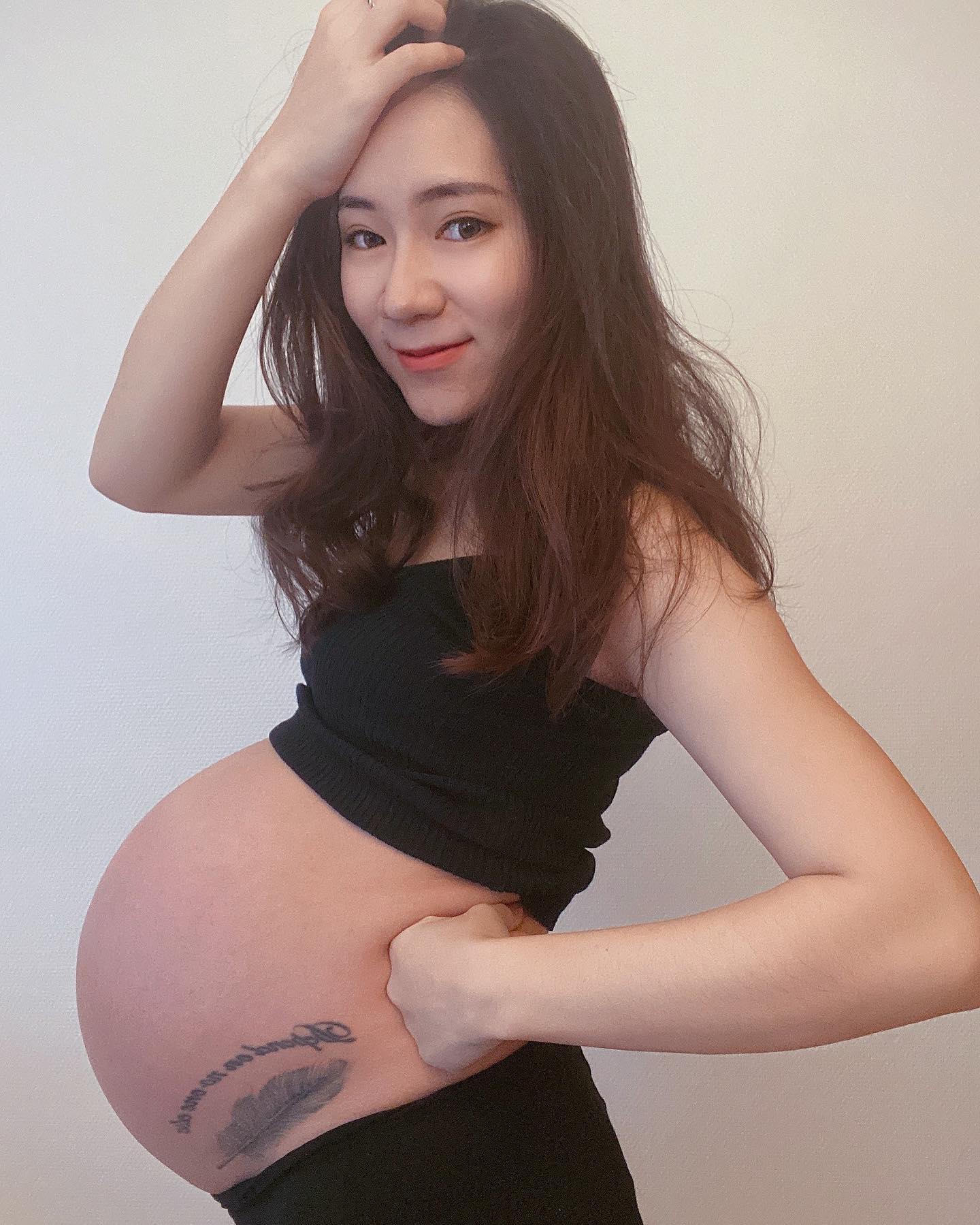 37周美女孕妇大肚子写真，9个月马上要生了肚子有多大！_5