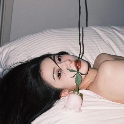 颜值美女杰弗瑞Jeffrey嘴里叼着玫瑰花床上自拍