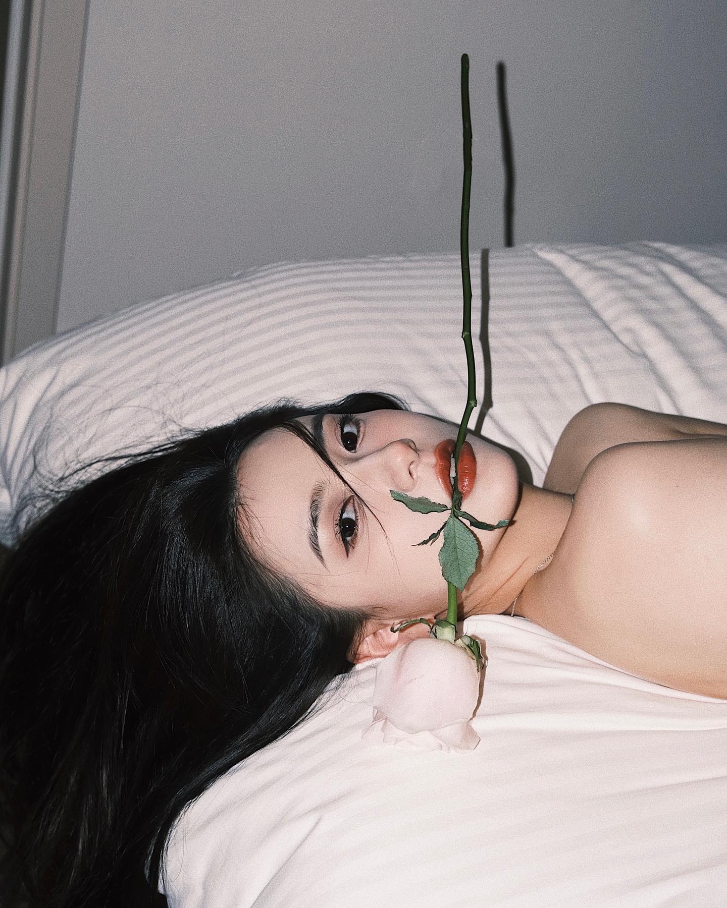 颜值美女杰弗瑞Jeffrey嘴里叼着玫瑰花床上自拍_3