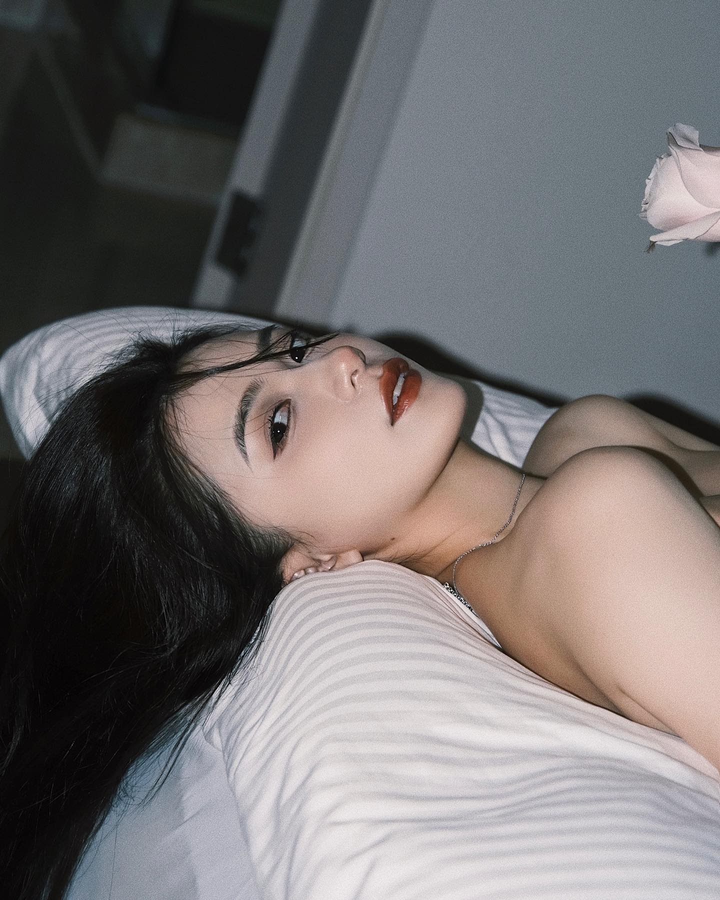 颜值美女杰弗瑞Jeffrey嘴里叼着玫瑰花床上自拍_2
