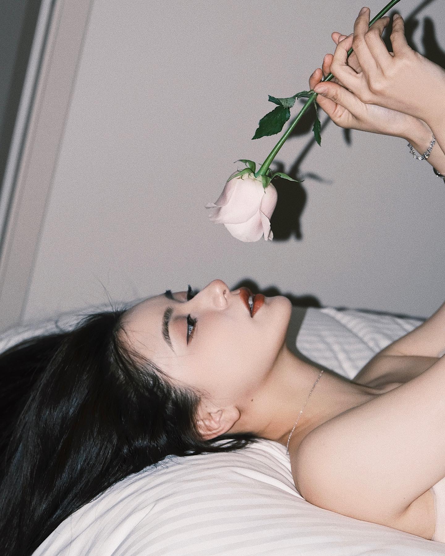 颜值美女杰弗瑞Jeffrey嘴里叼着玫瑰花床上自拍_1