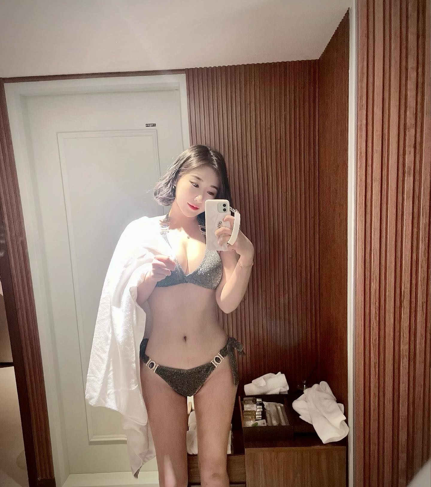 两个韩国美女闺蜜试穿新买的闪闪发光比基尼_2