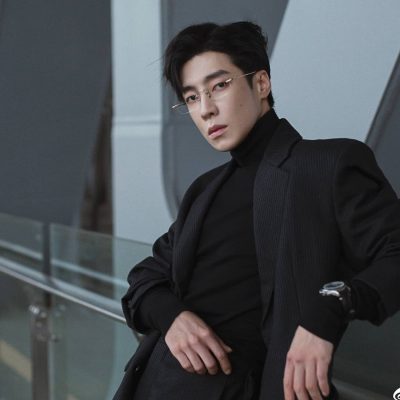 小眼睛帅哥高瀚宇黑色西装照高清图片