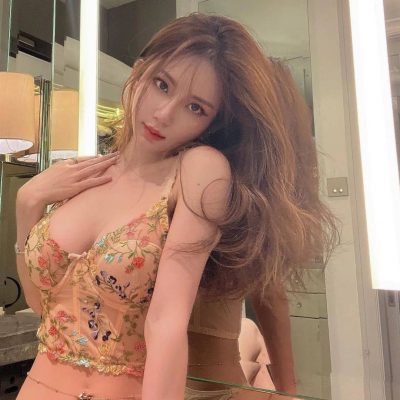 打肚脐钉的性感吉隆坡美女试穿新内衣