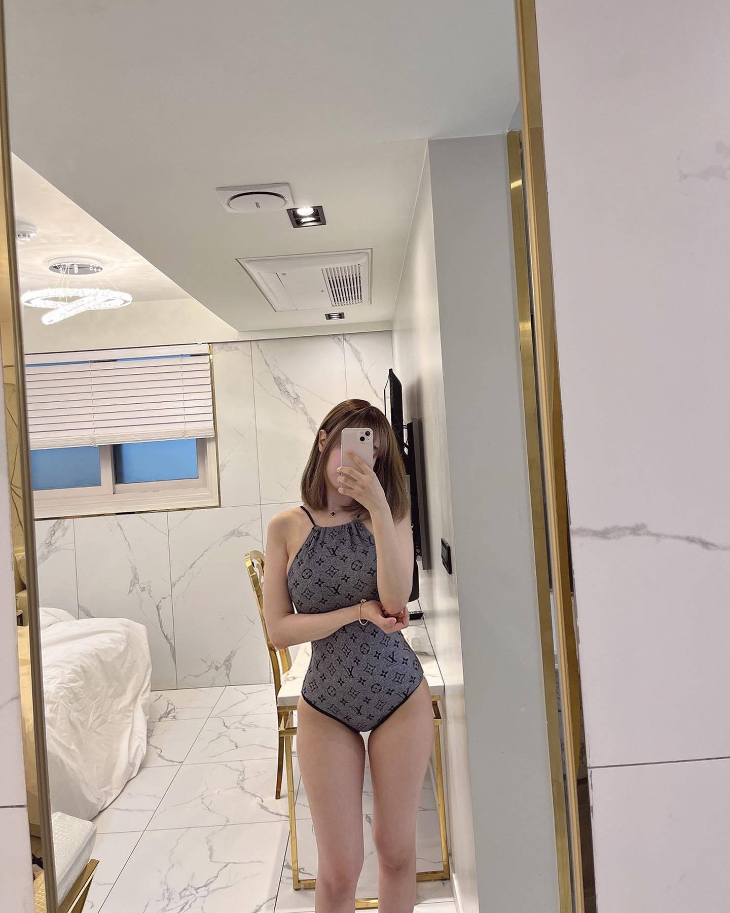 韩国带货美女主播亲自试穿比基尼_11