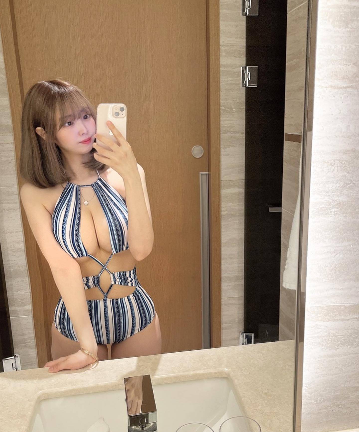 韩国带货美女主播亲自试穿比基尼_8