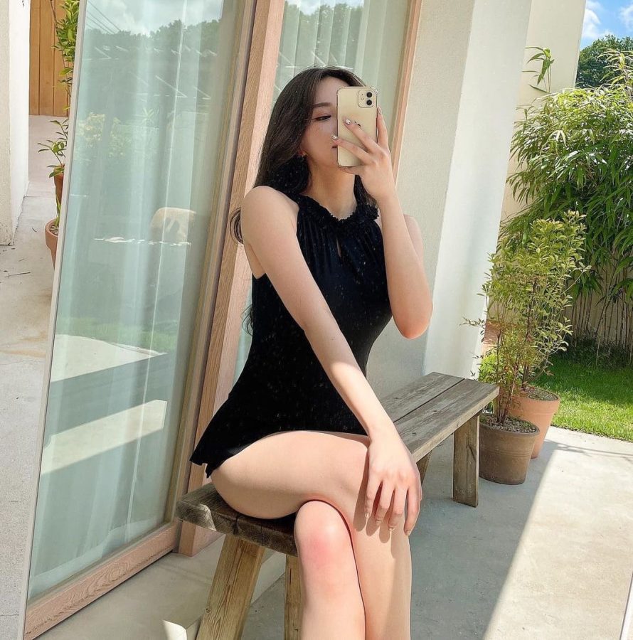 美女自拍新买的黑色超短裙 不正经的衣服!_5