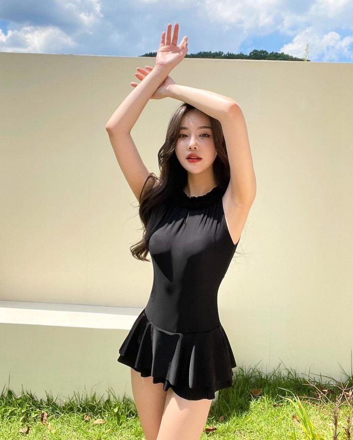 美女自拍新买的黑色超短裙 不正经的衣服!_7