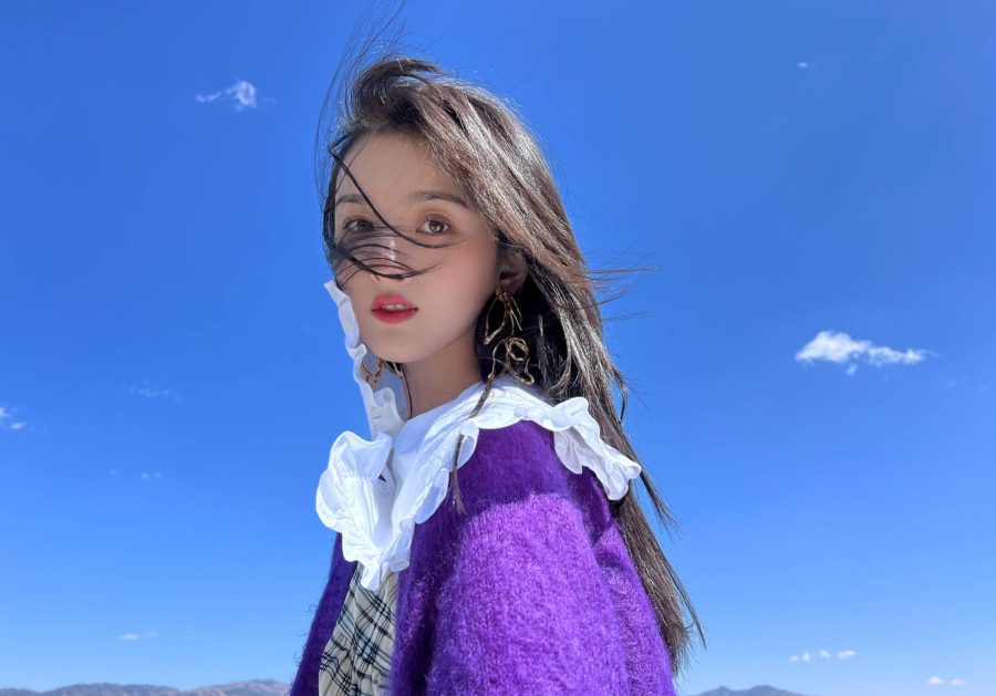 宋祖儿蓝天白云《自由的风》写真 大秀纤细美腿_1