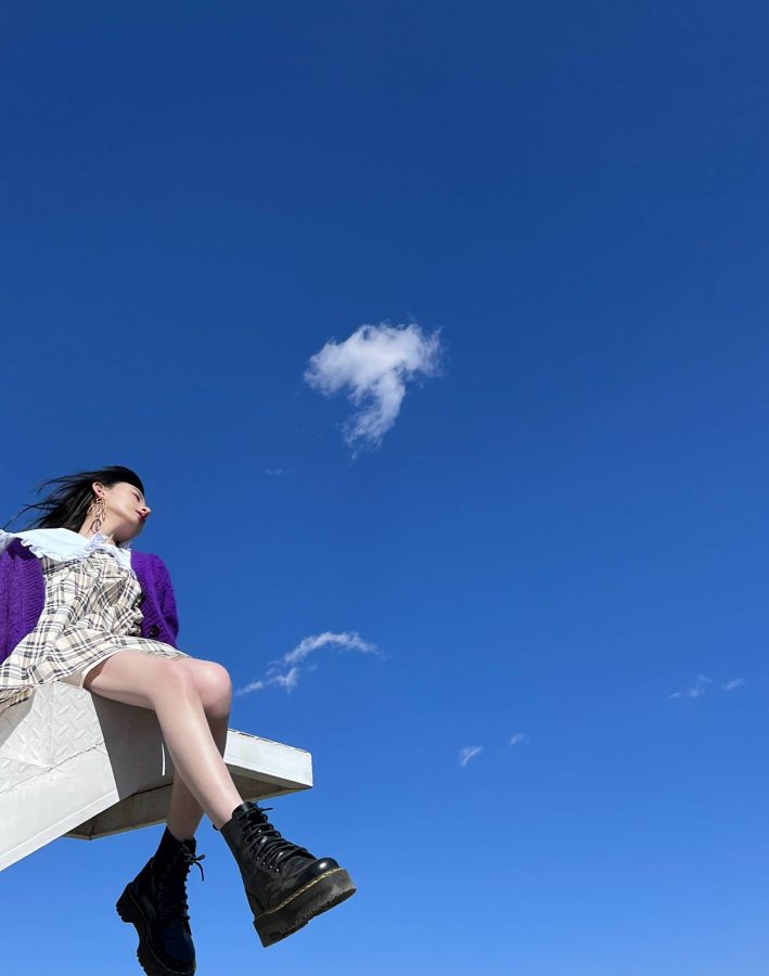 宋祖儿蓝天白云《自由的风》写真 大秀纤细美腿_4