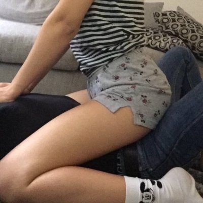 美女跨坐在男朋友身上 女骑男坐腿杀恩爱图