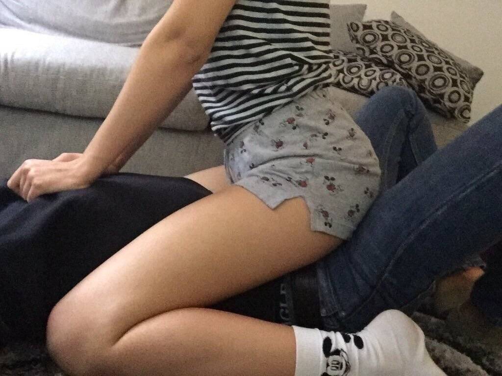 美女跨坐在男朋友身上 女骑男坐腿杀恩爱图_1