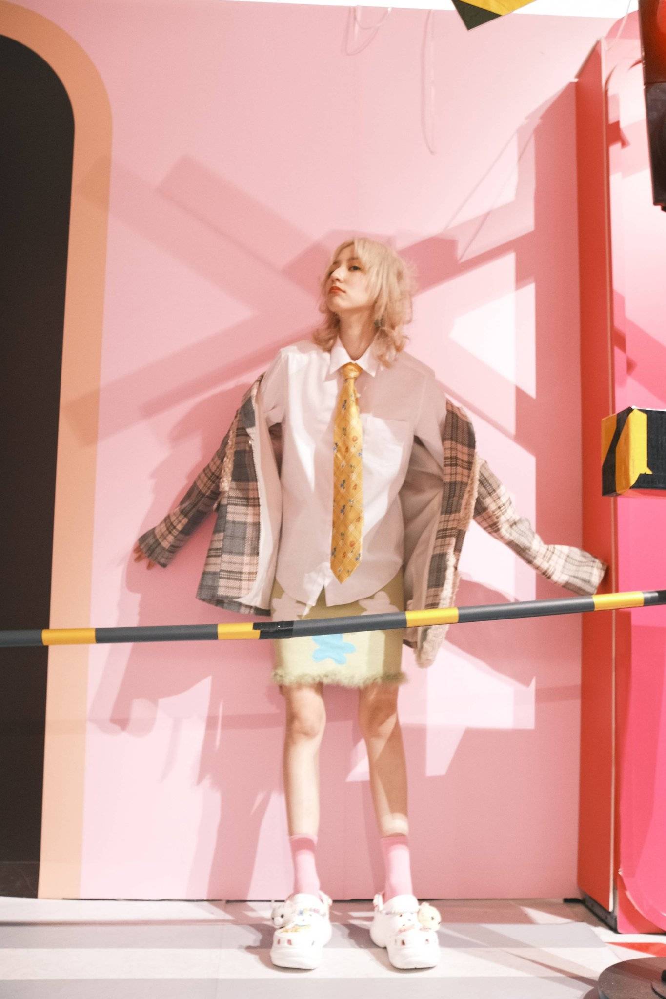 王悦一白色衬衫制服纯欲风写真照片 华晨宇同款发色超漂亮！_8
