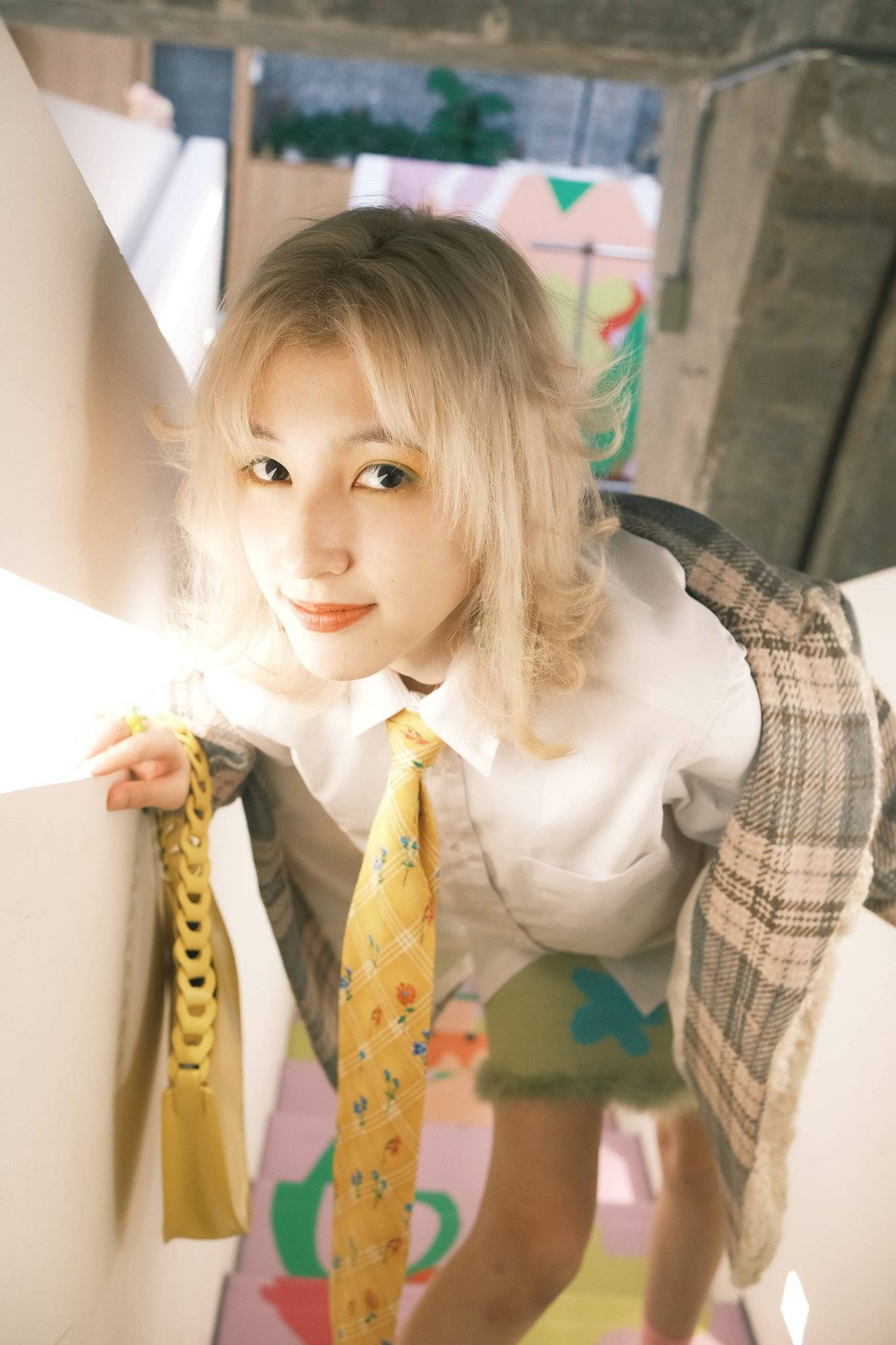 王悦一白色衬衫制服纯欲风写真照片 华晨宇同款发色超漂亮！_4