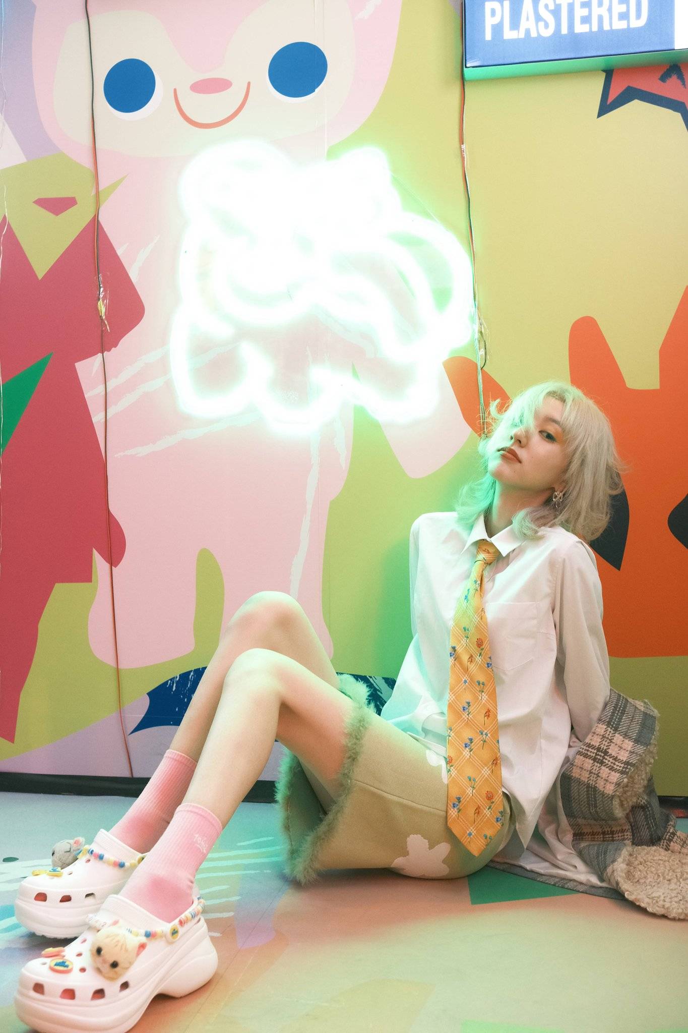 王悦一白色衬衫制服纯欲风写真照片 华晨宇同款发色超漂亮！_3
