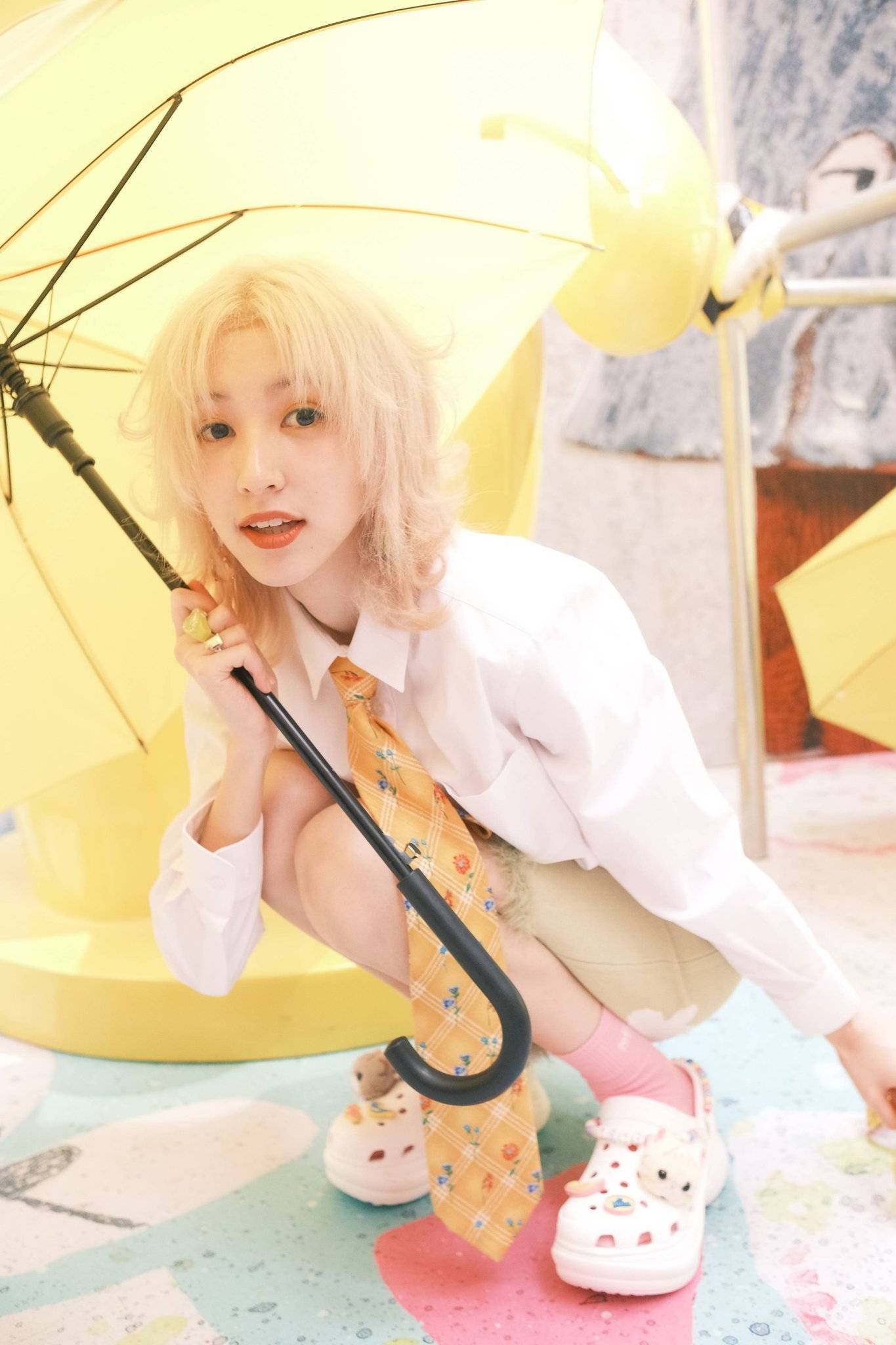 王悦一白色衬衫制服纯欲风写真照片 华晨宇同款发色超漂亮！_2