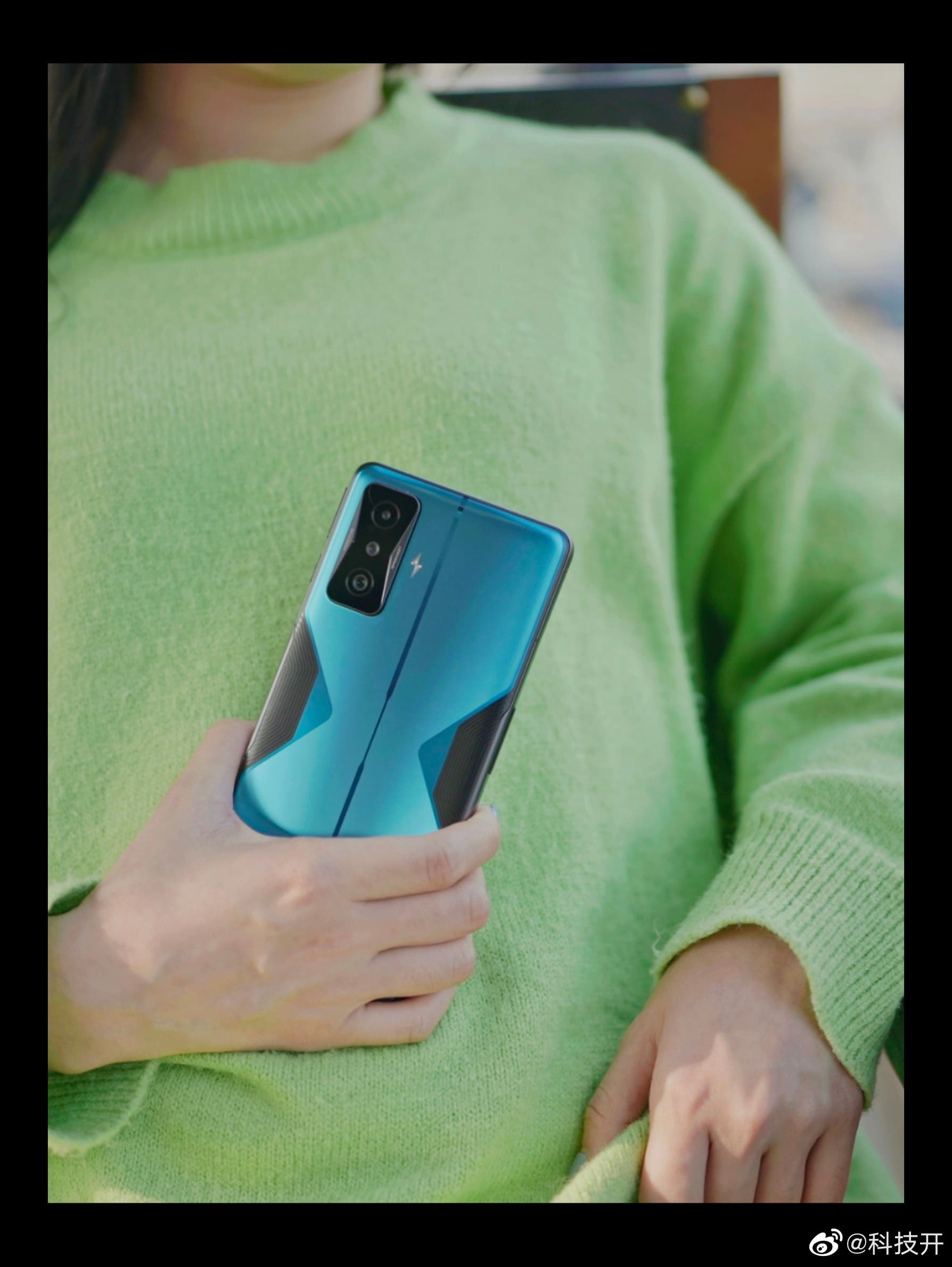 美女展示Redmi K50 电竞版蓝色高清实拍_9