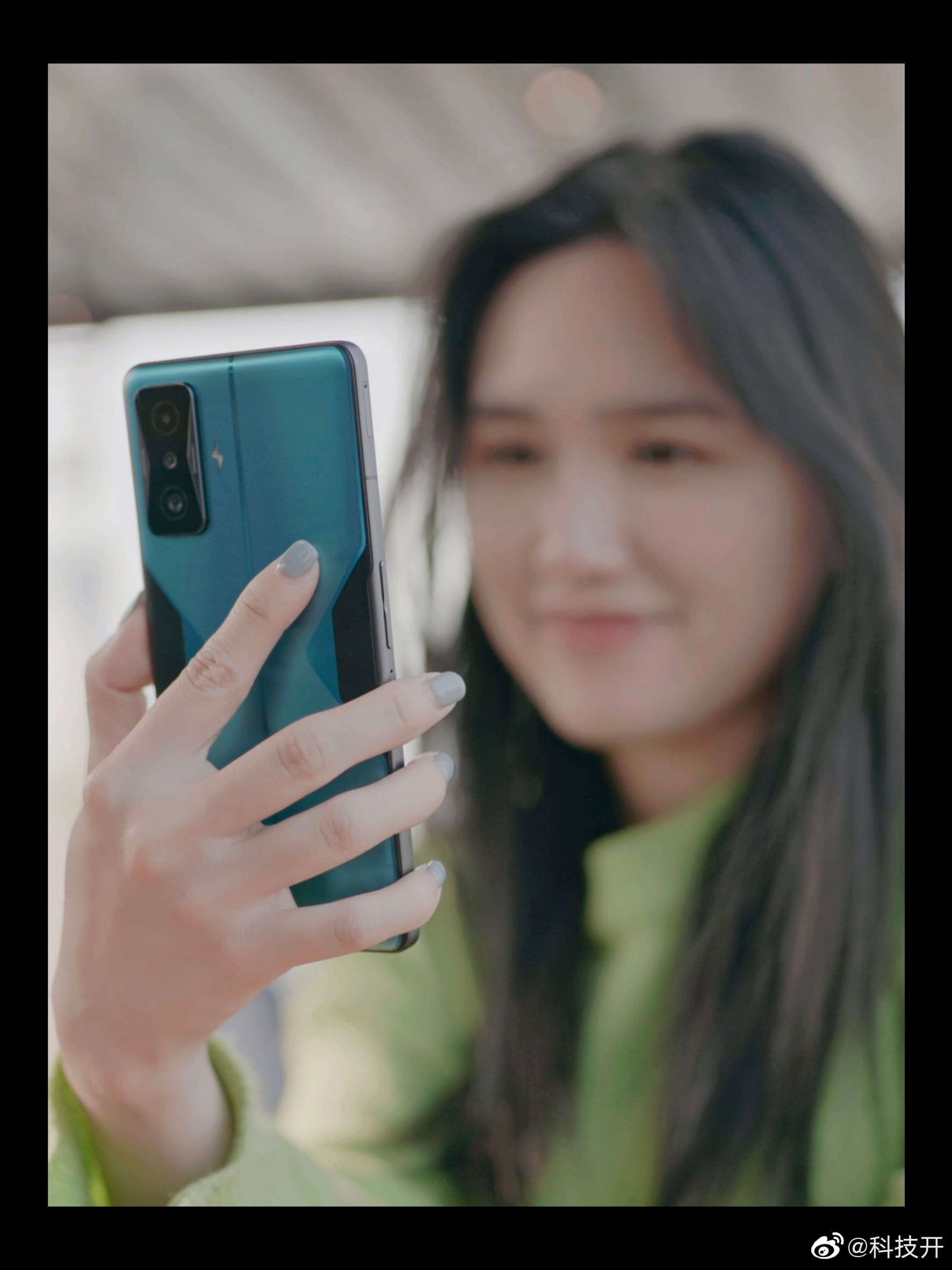 美女展示Redmi K50 电竞版蓝色高清实拍_8