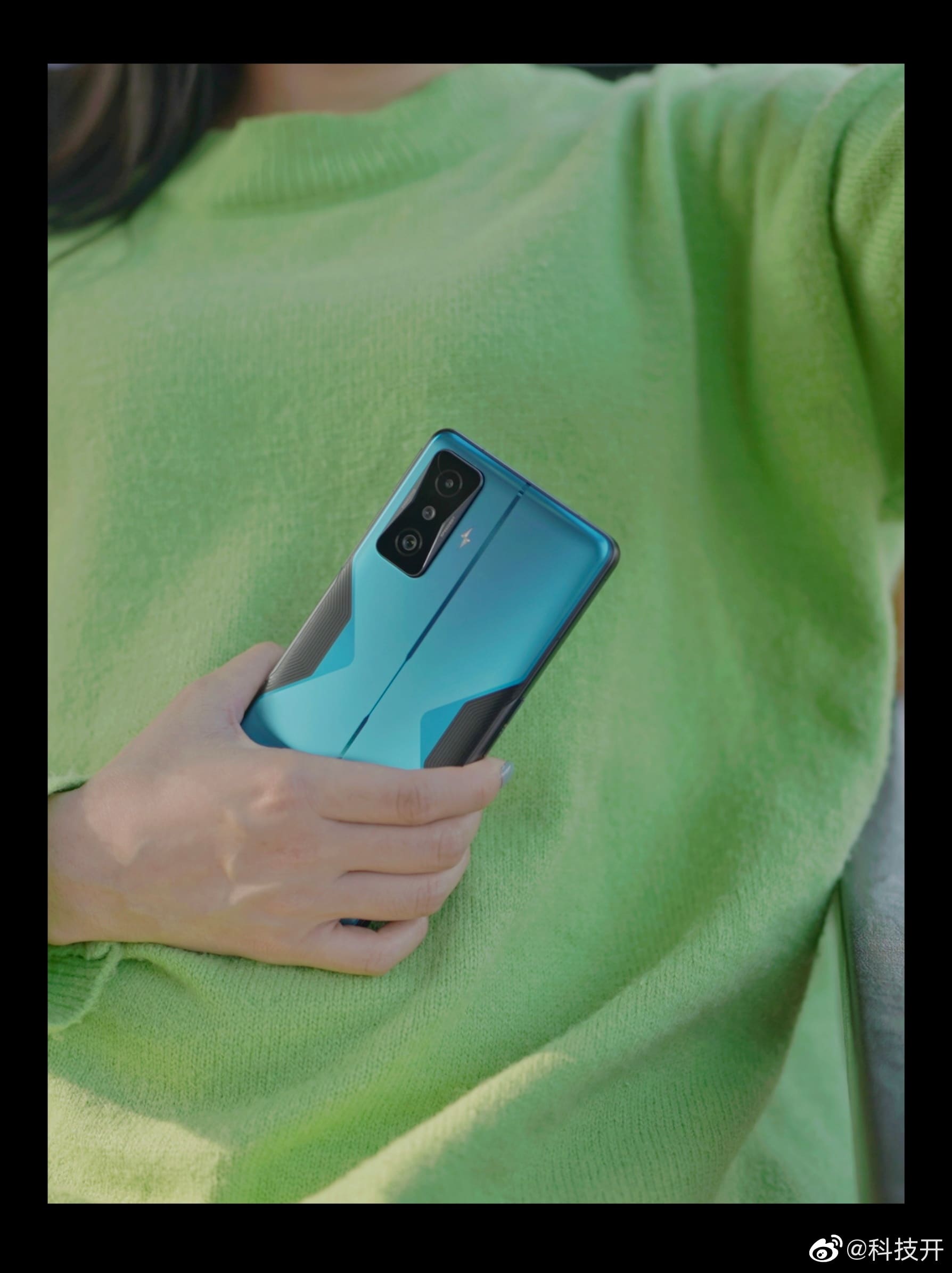 美女展示Redmi K50 电竞版蓝色高清实拍_7