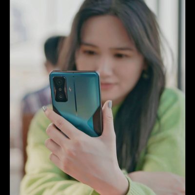 美女展示Redmi K50 电竞版蓝色高清实拍