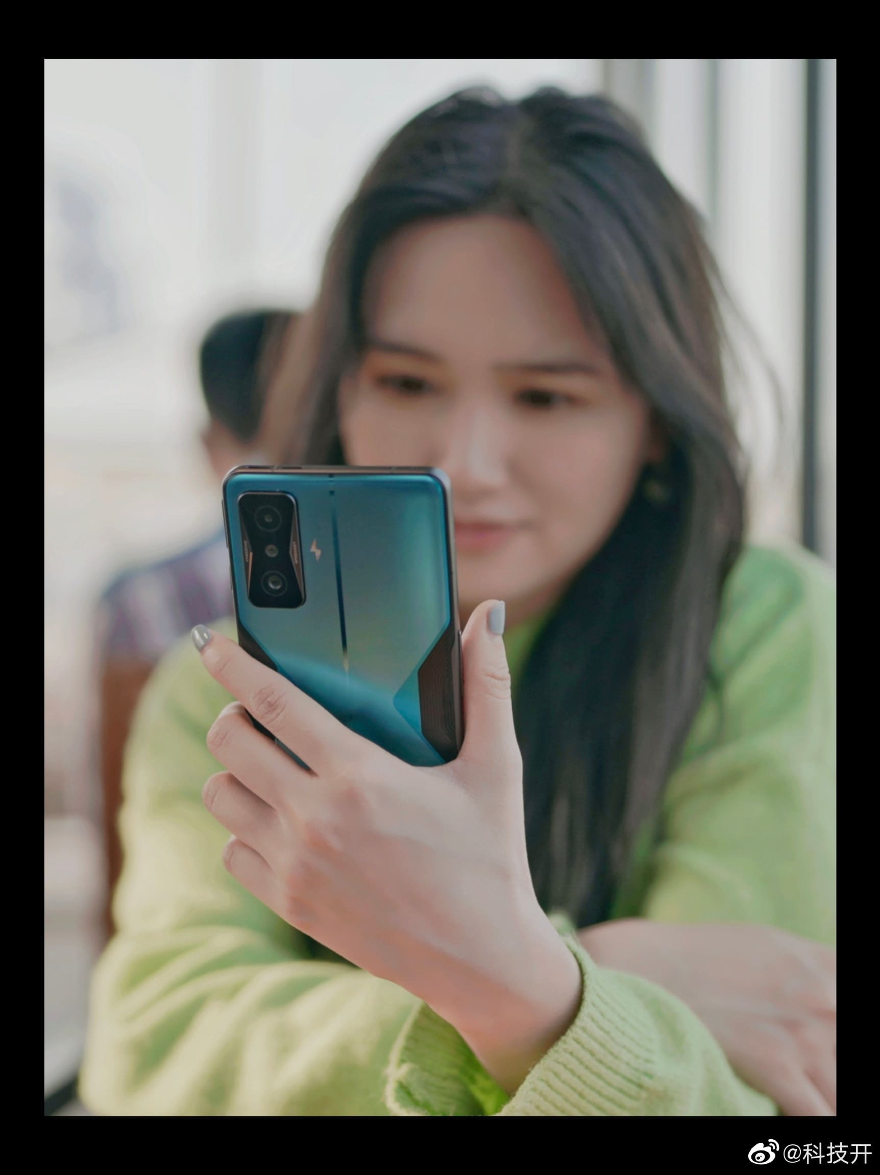 美女展示Redmi K50 电竞版蓝色高清实拍_6