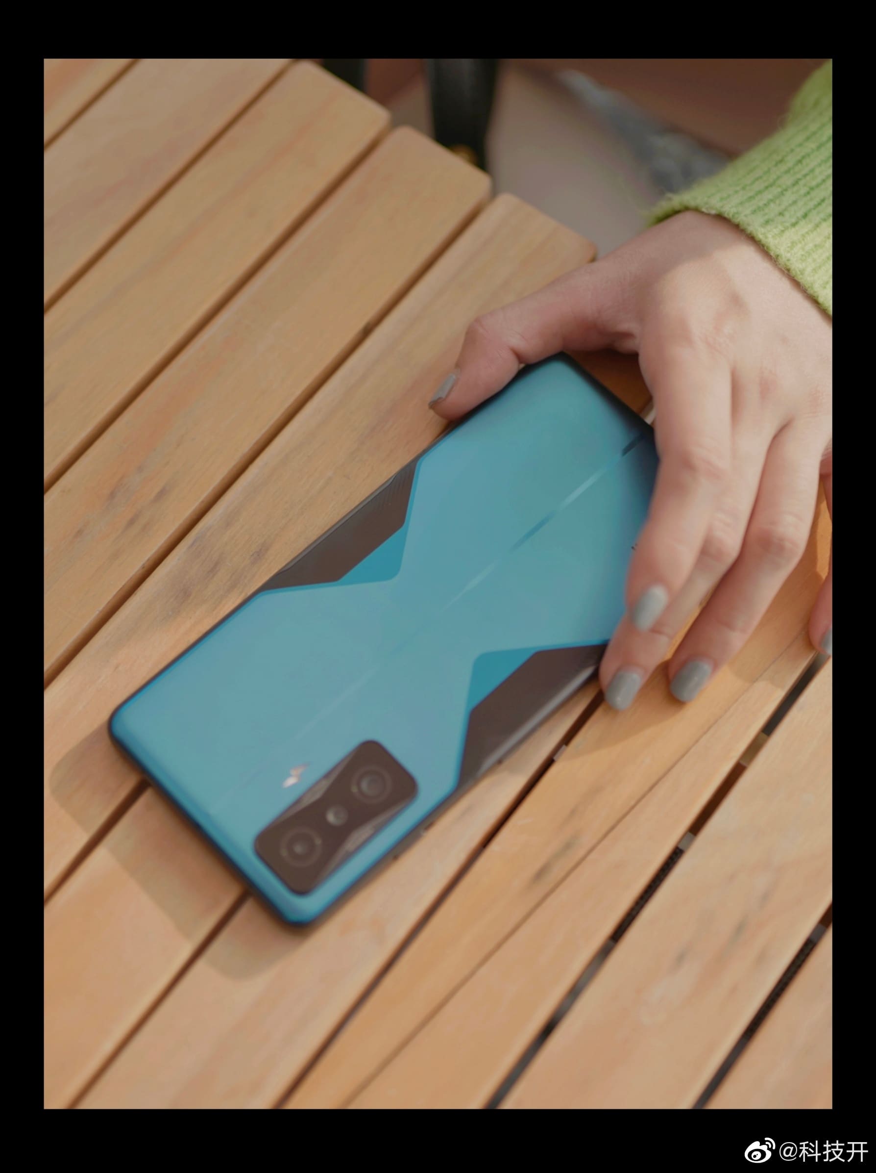 美女展示Redmi K50 电竞版蓝色高清实拍_5