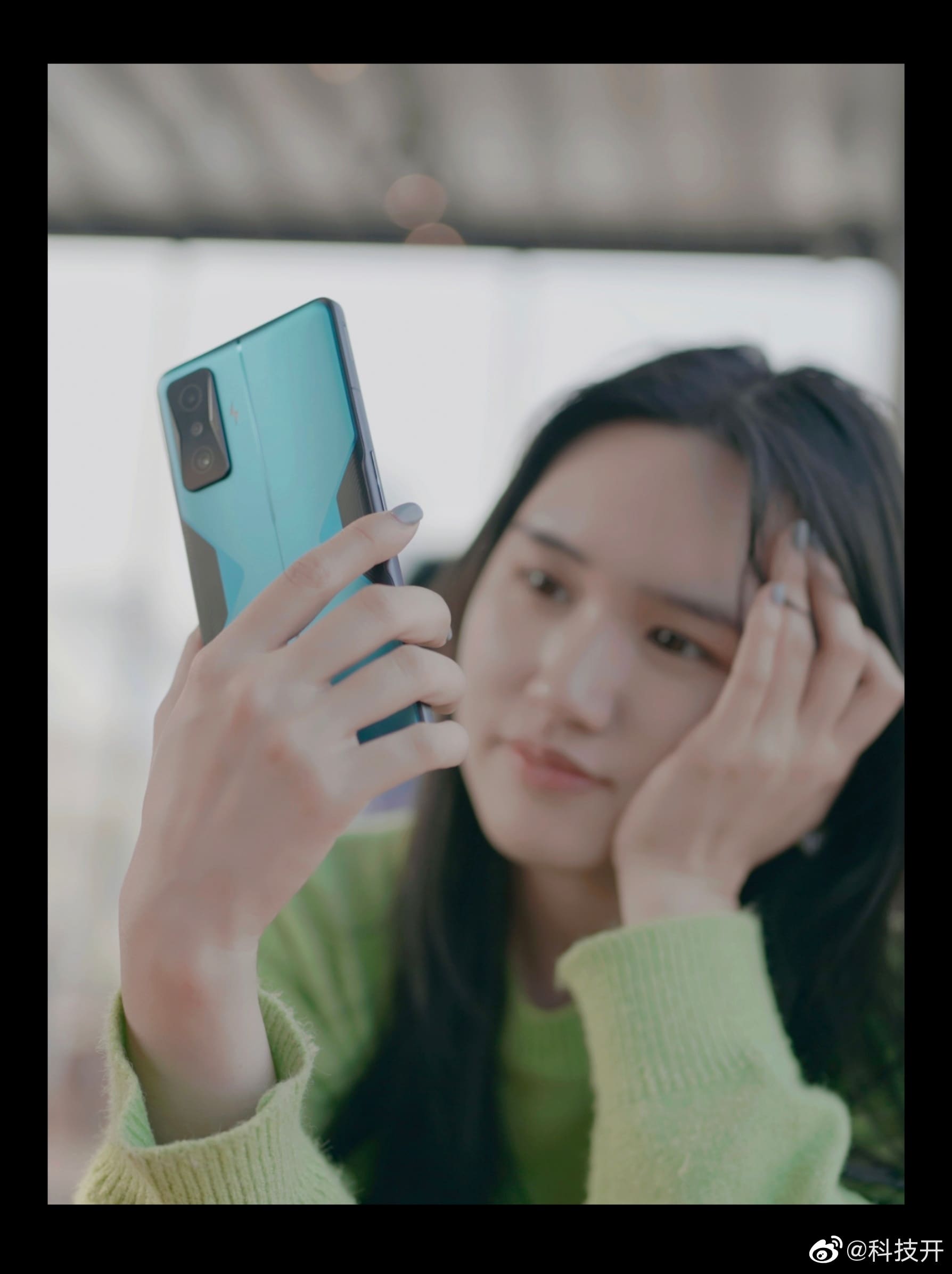 美女展示Redmi K50 电竞版蓝色高清实拍_4
