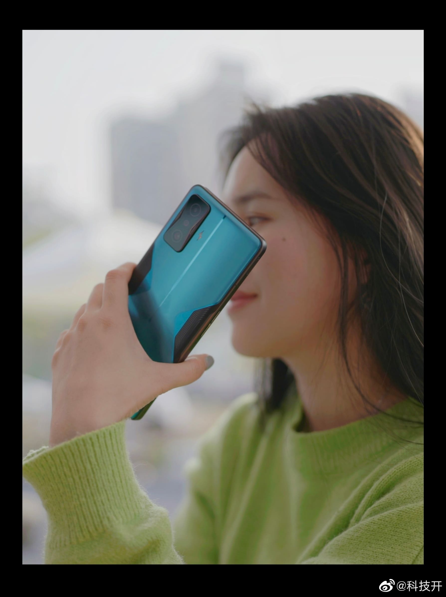 美女展示Redmi K50 电竞版蓝色高清实拍_3