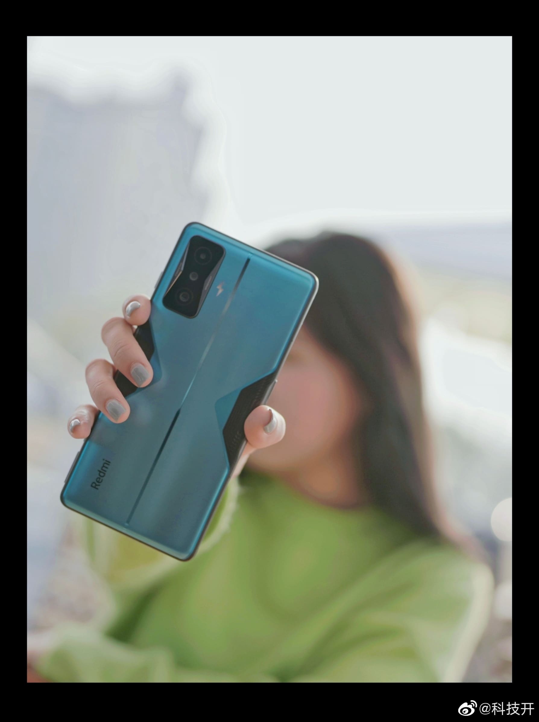 美女展示Redmi K50 电竞版蓝色高清实拍_2