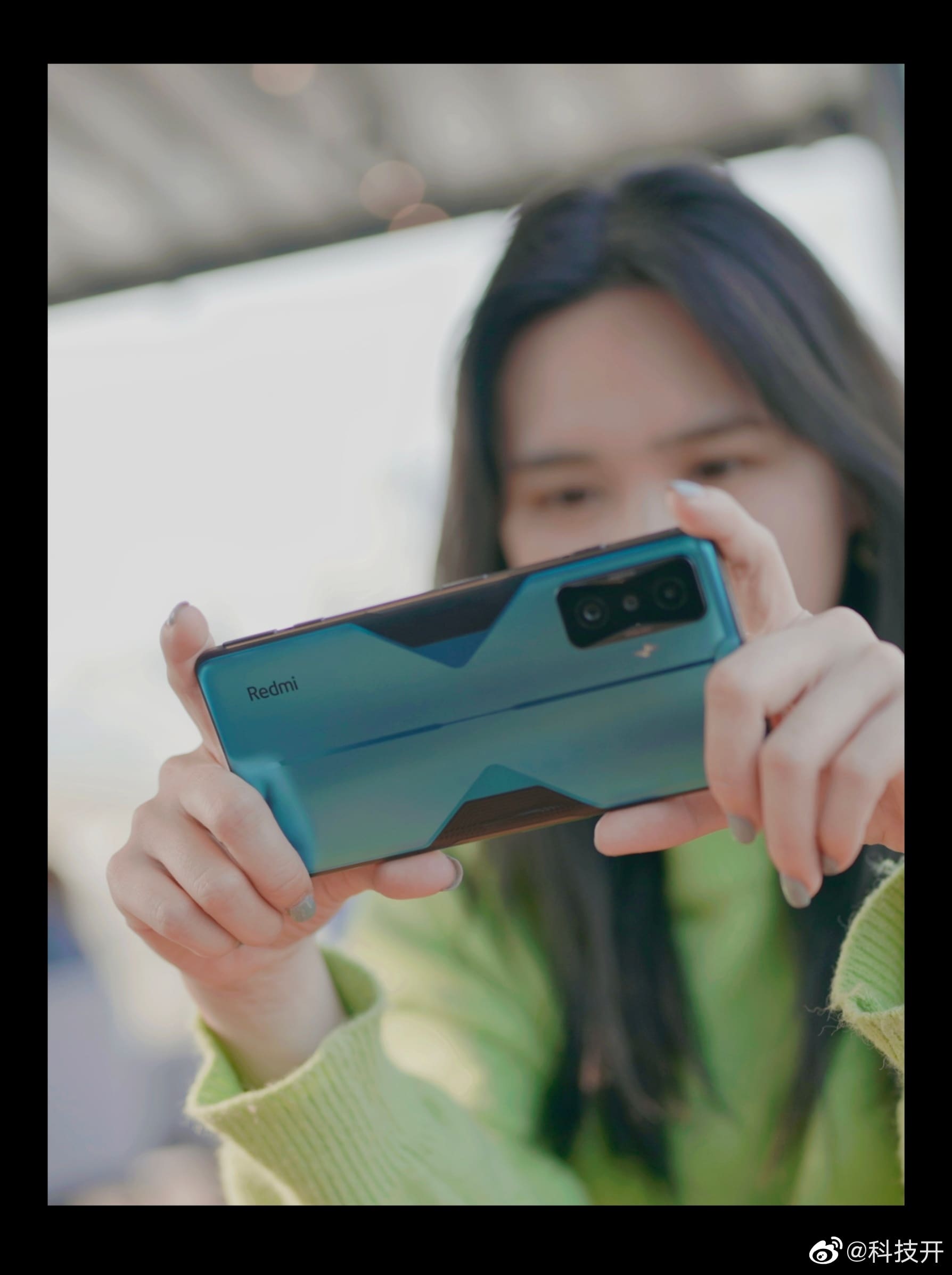 美女展示Redmi K50 电竞版蓝色高清实拍_1
