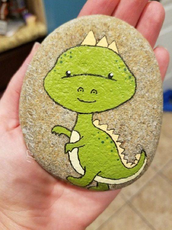 幼儿园卡通绿色小恐龙石头画作品图片精选_5