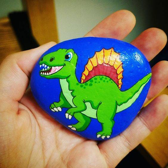 幼儿园卡通绿色小恐龙石头画作品图片精选_6