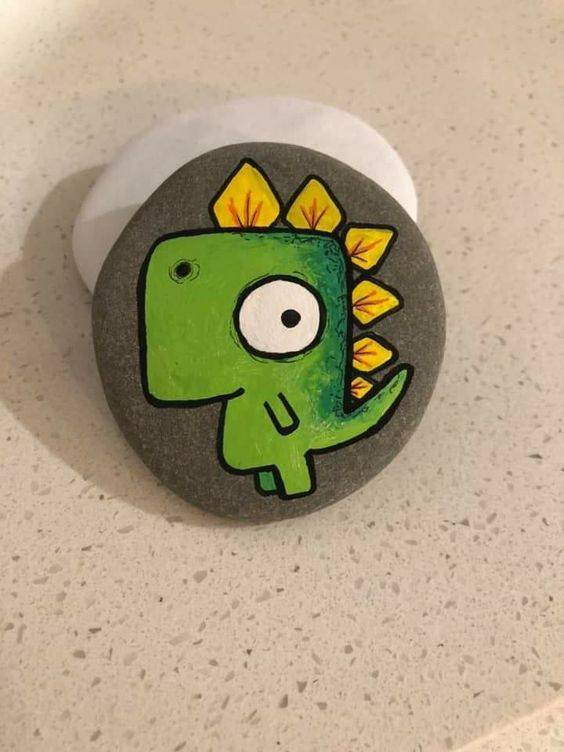 幼儿园卡通绿色小恐龙石头画作品图片精选_3