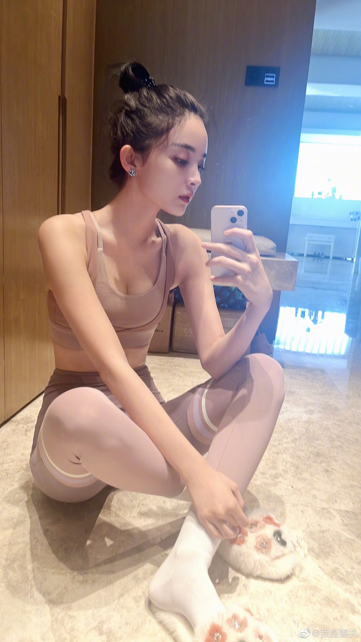 古力娜扎紧身裤健身后自拍_4
