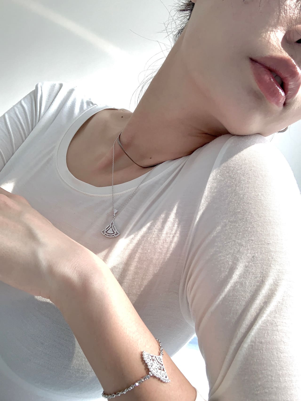 性感厚嘴唇美女，大嘴巴性感美女自拍_1