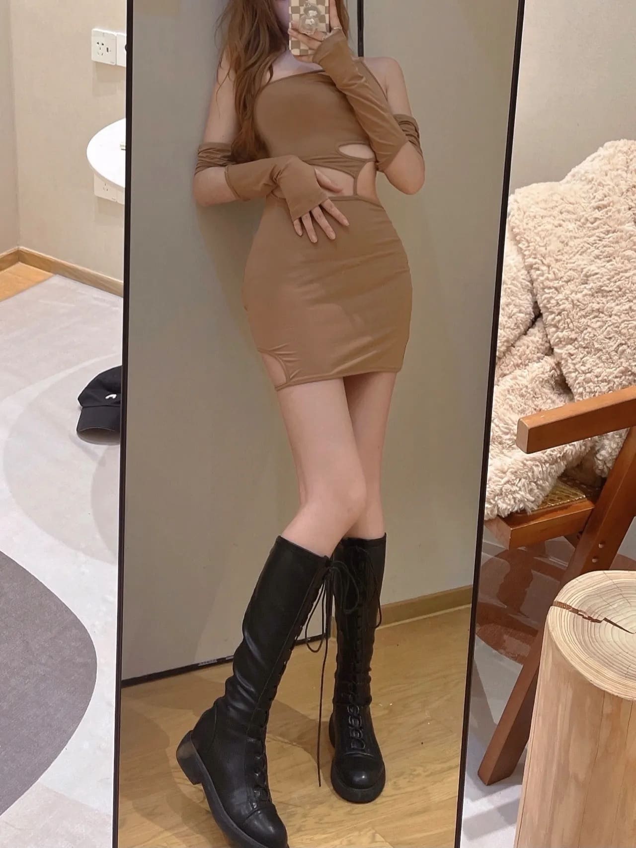 破洞紧身裙美女性感自拍 长腿翘臀好身材_1
