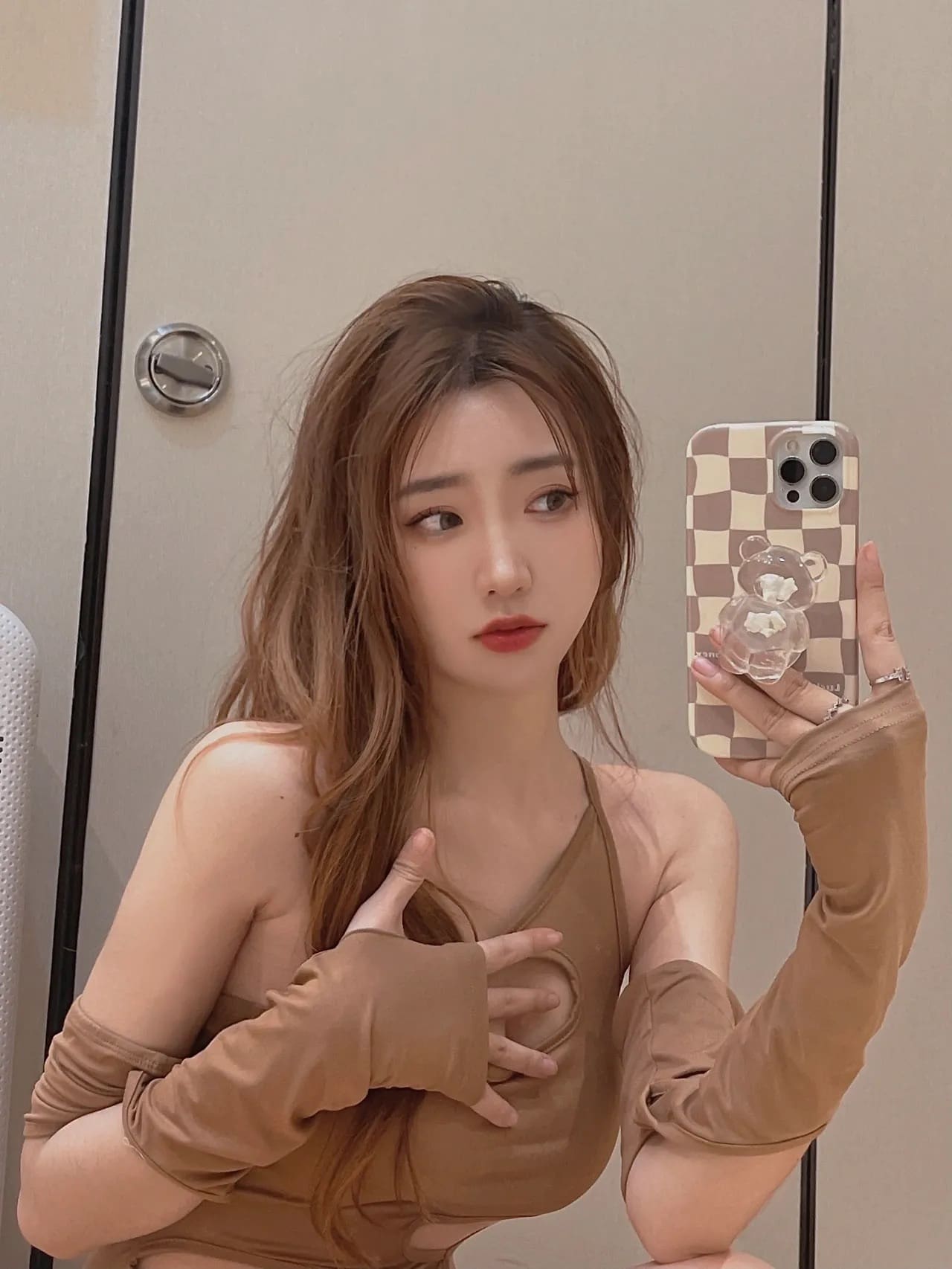 破洞紧身裙美女性感自拍 长腿翘臀好身材_3