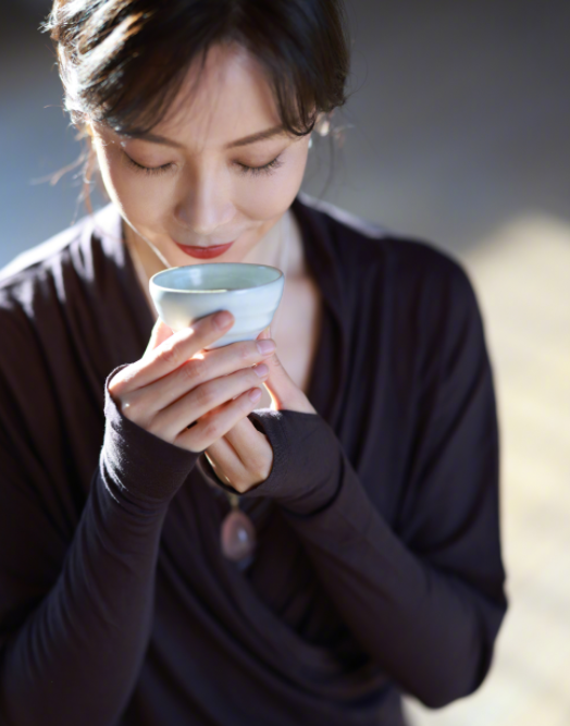 陈数练紧身裤瑜伽秀天鹅颈 中年女明星_3