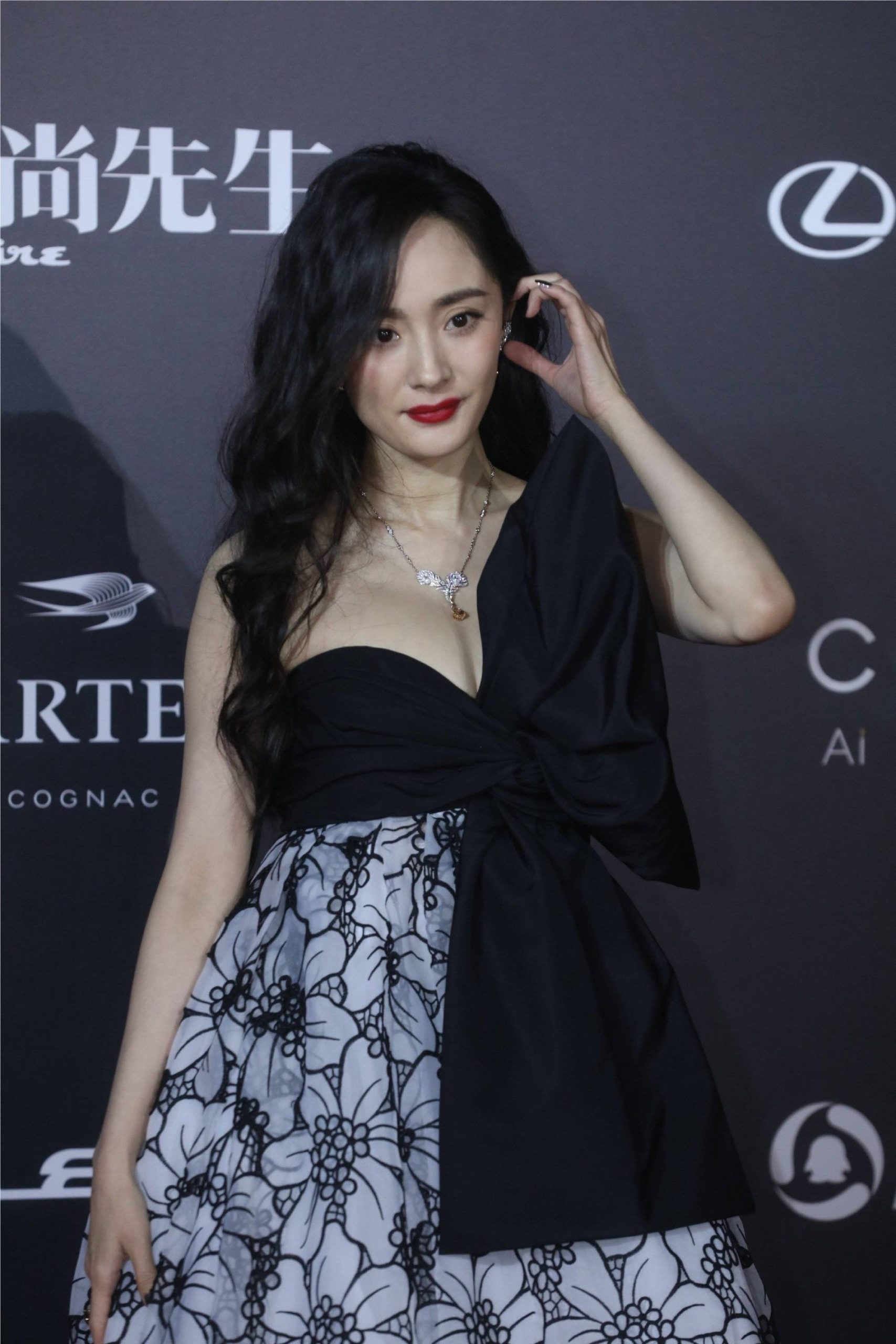 杨幂胸大吗？胸部特写图片_2
