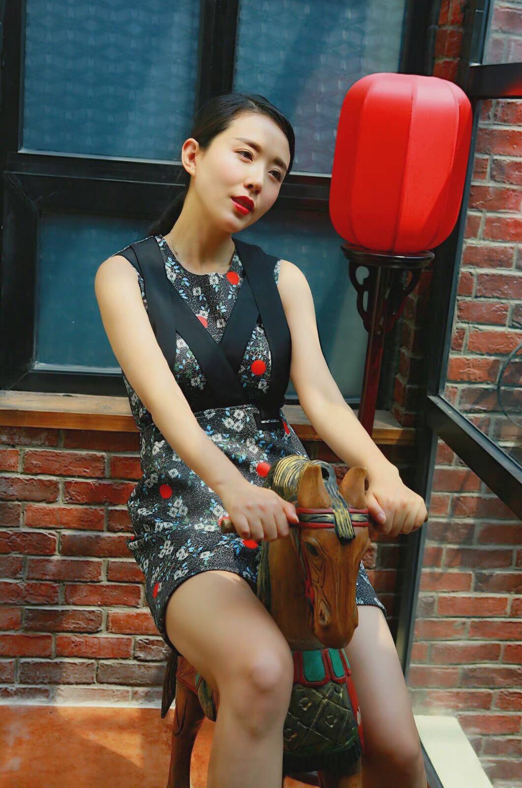 颜丹晨骑木马个性可爱写真 最后还不忘秀美腿_1