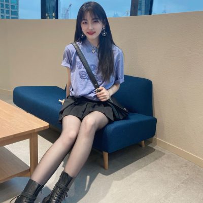 00后黑丝袜长腿大学生逛街开心的一天