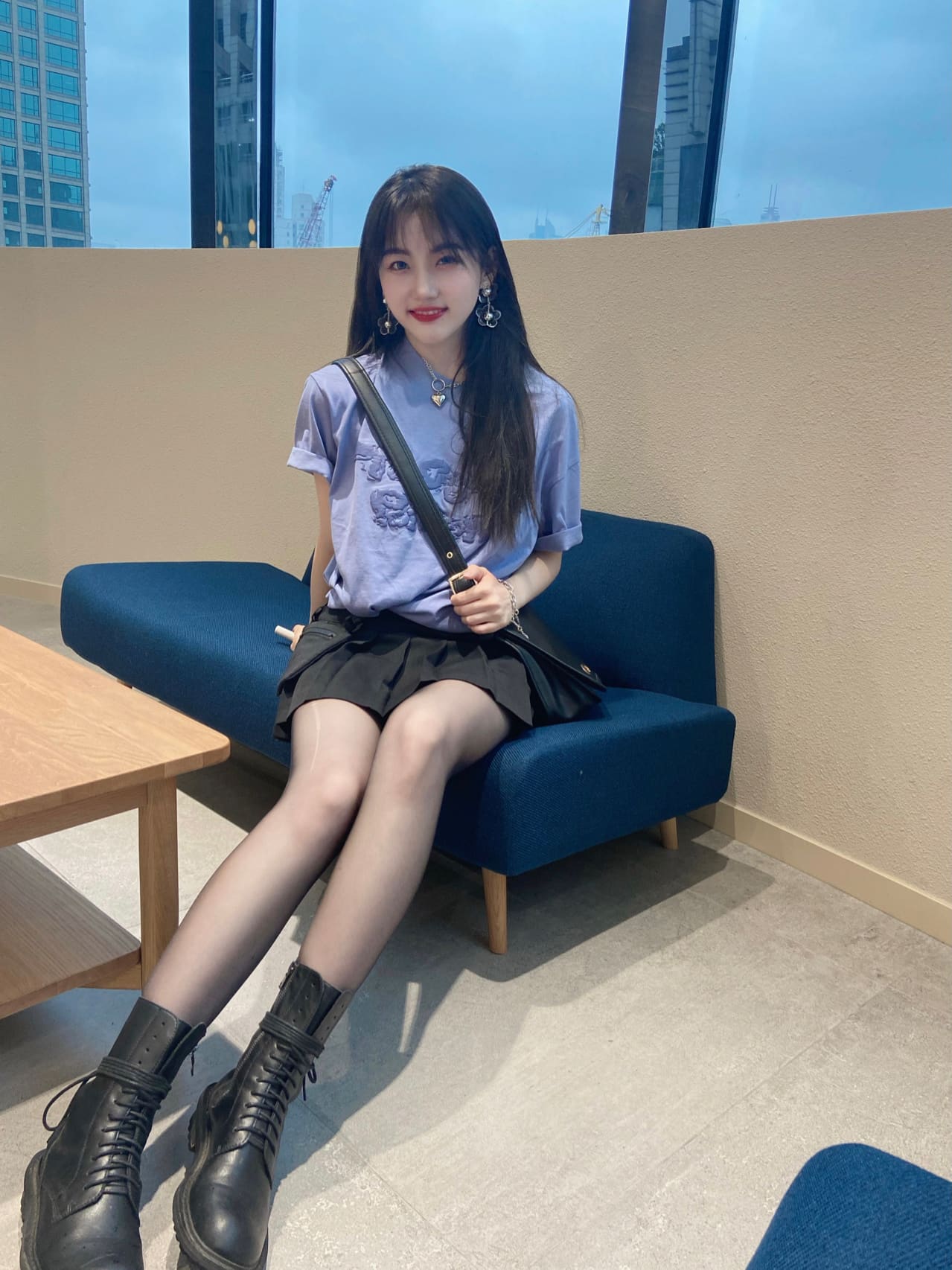 00后黑丝袜长腿大学生逛街开心的一天_1