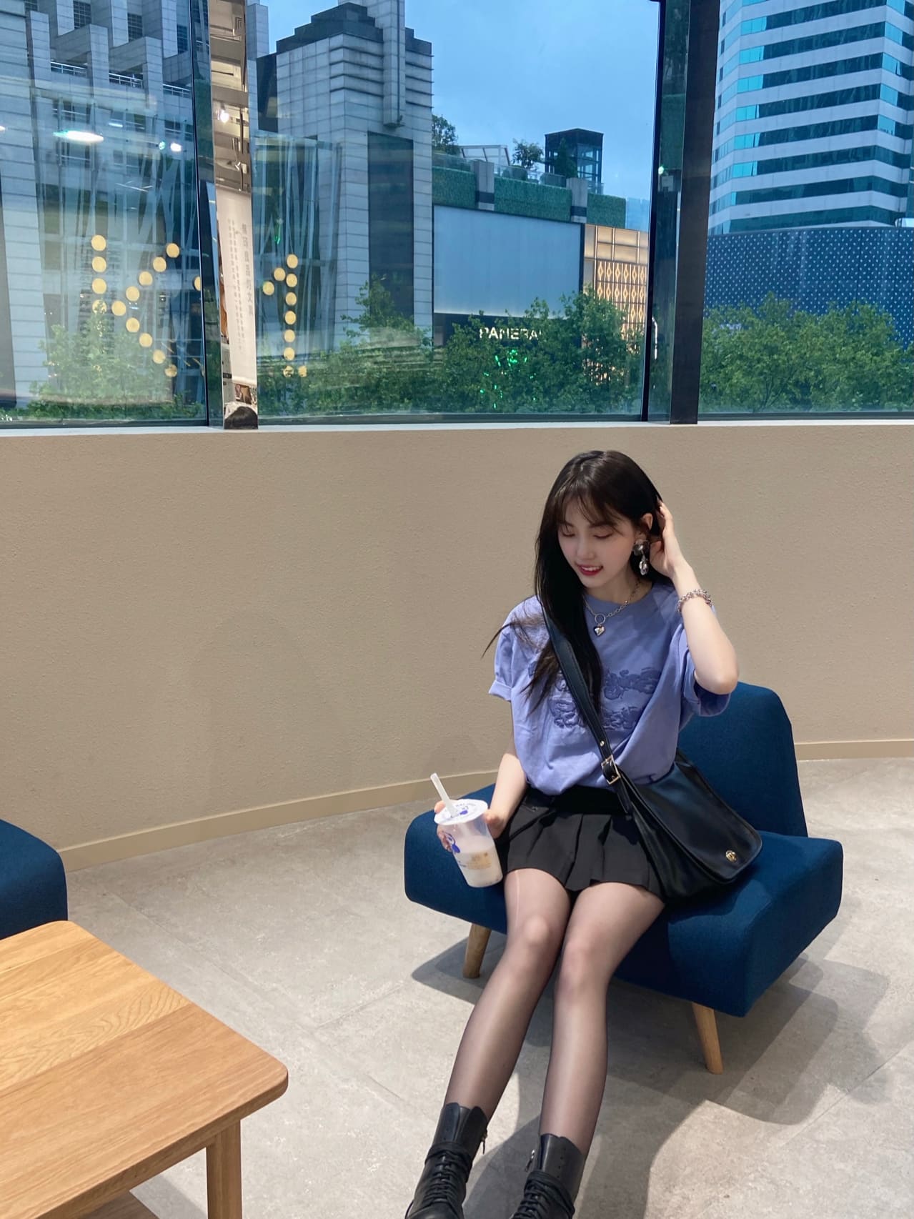 00后黑丝袜长腿大学生逛街开心的一天_2
