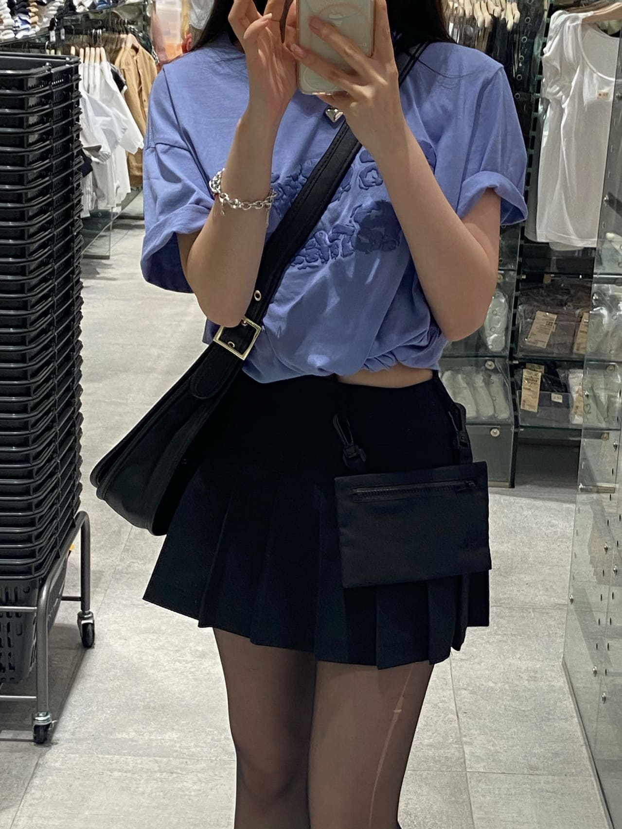 00后黑丝袜长腿大学生逛街开心的一天_6