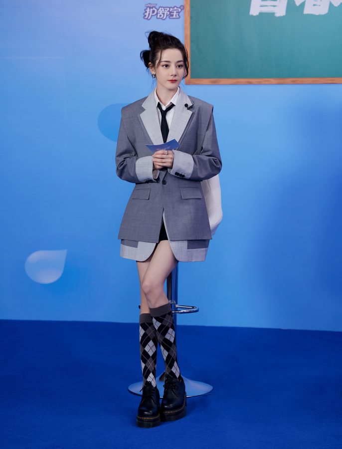 迪丽热巴清纯学姐制服“青春第1课”写真_1