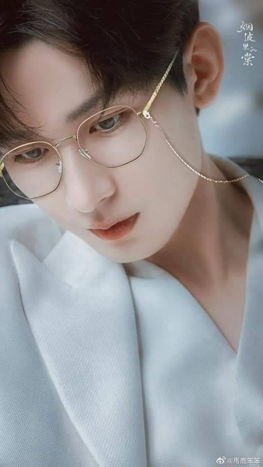 帅气男星成毅带框眼镜现代装高清照片图集_7