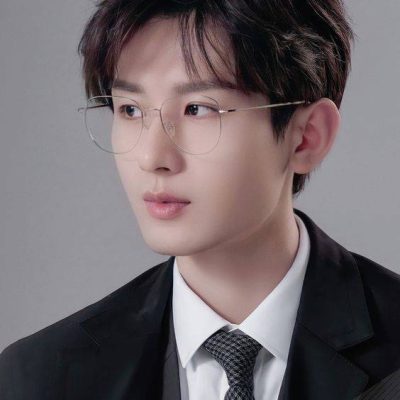 帅气男星成毅带框眼镜现代装高清照片图集